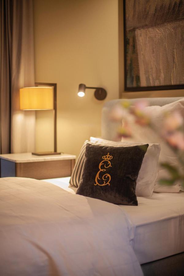 Hotel-Restaurant Erbprinz Эттлинген Экстерьер фото The hotel's monogram