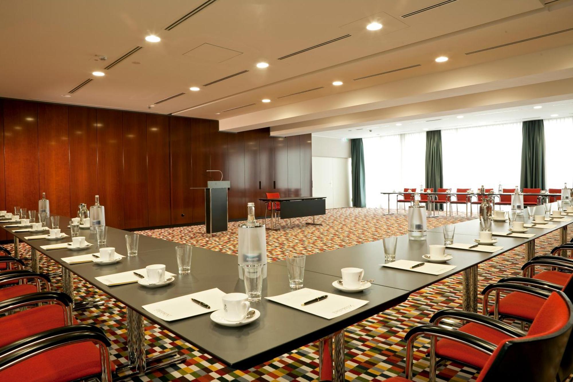 Hotel-Restaurant Erbprinz Эттлинген Экстерьер фото Meeting room