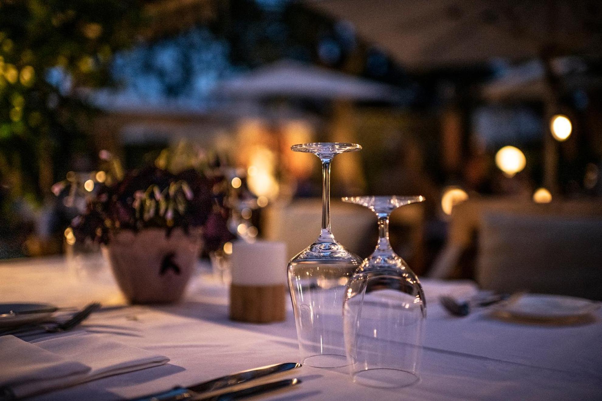 Hotel-Restaurant Erbprinz Эттлинген Экстерьер фото Wine glasses