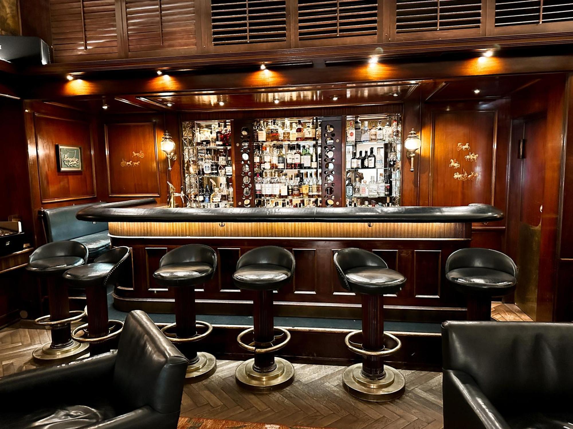 Hotel-Restaurant Erbprinz Эттлинген Экстерьер фото The bar at the Polo Club