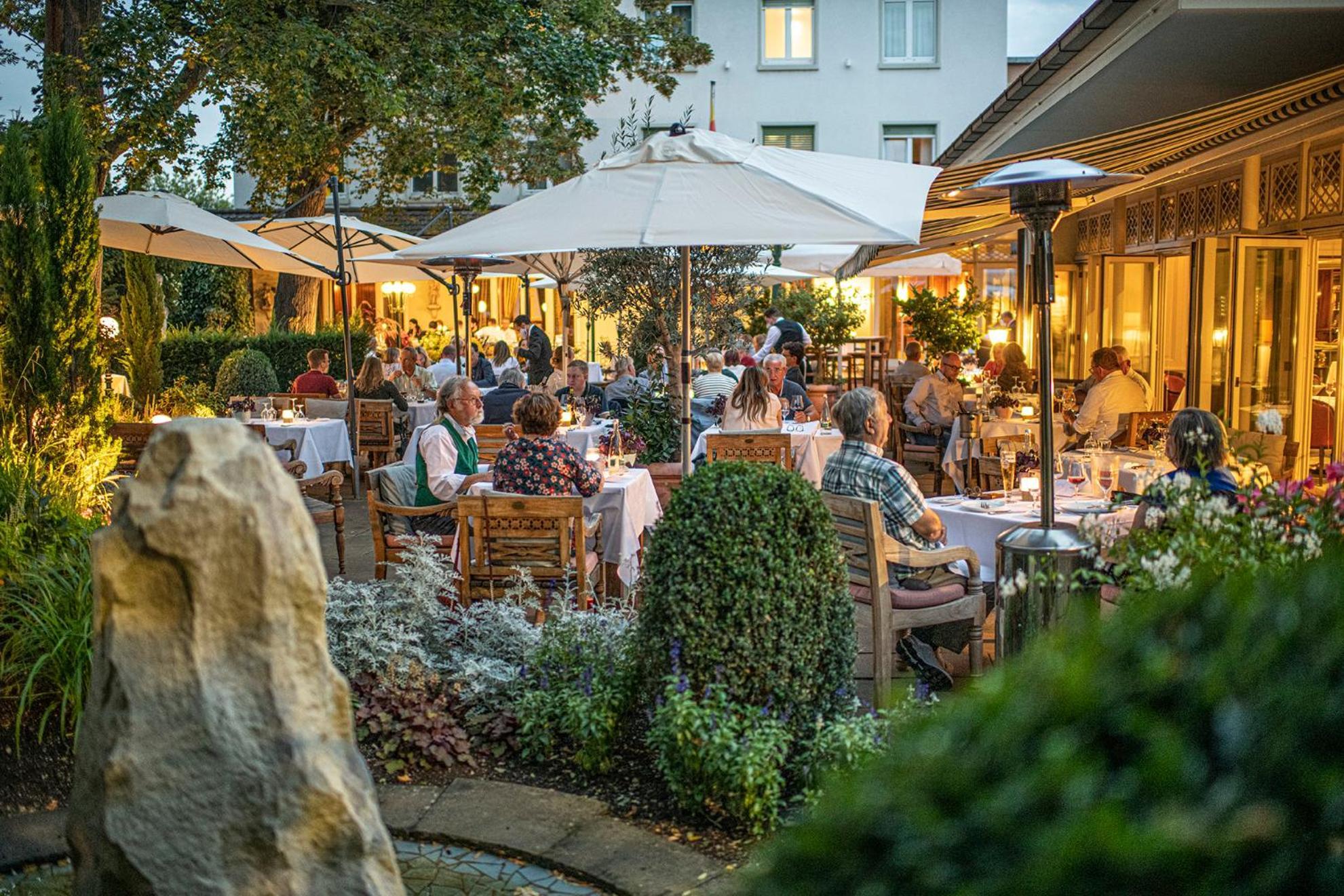 Hotel-Restaurant Erbprinz Эттлинген Экстерьер фото The restaurant's garden
