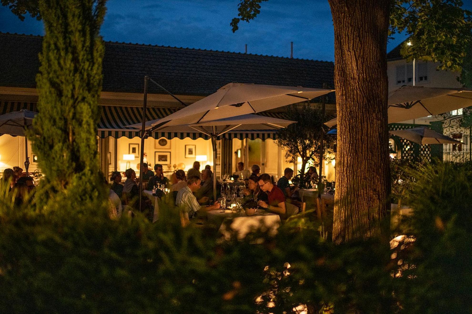 Hotel-Restaurant Erbprinz Эттлинген Экстерьер фото The restaurant at night